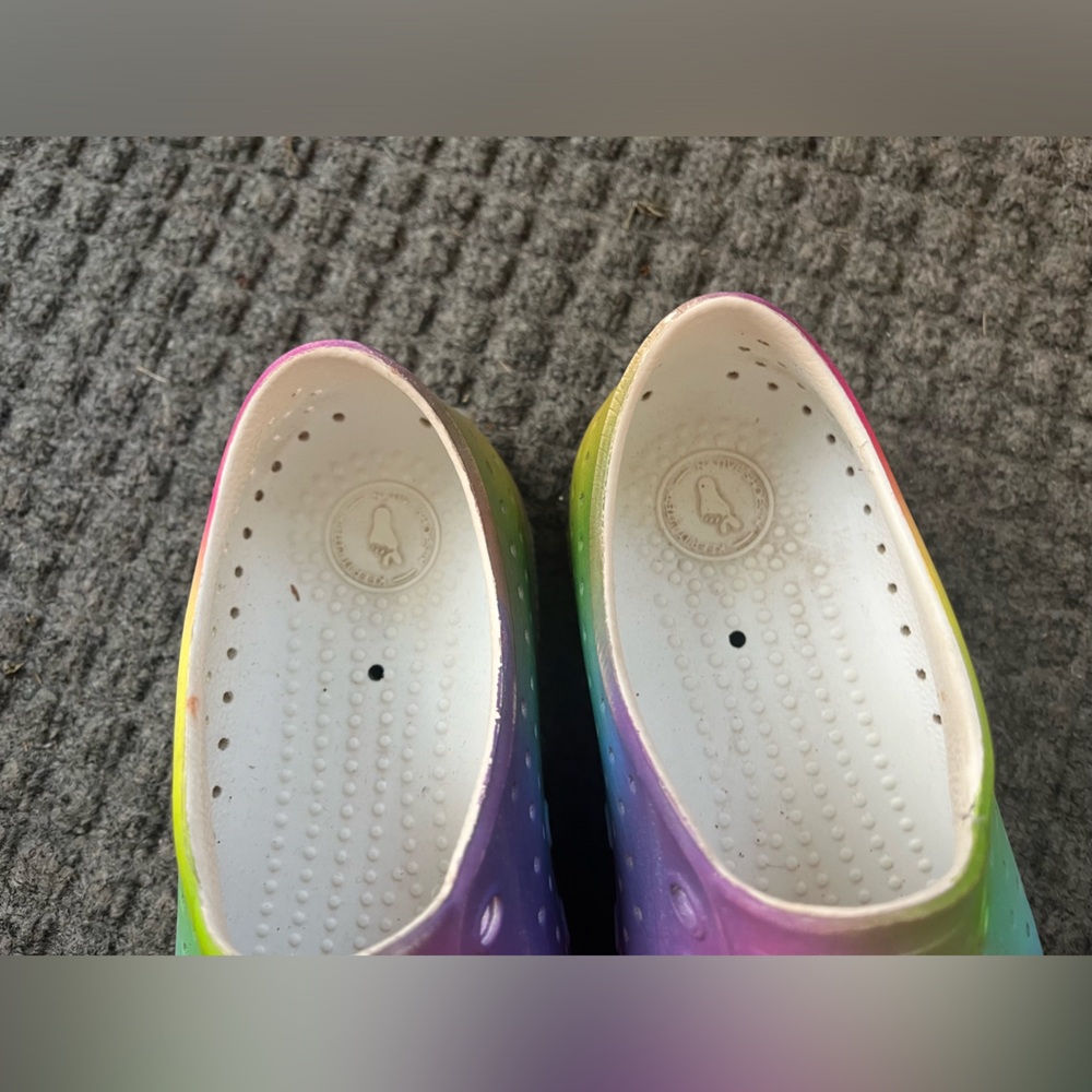 EUC Native Shoes in Rainbow Airbrush - Women’s Size 7, Big Kid’s Size 5 - Picture 3 of 9